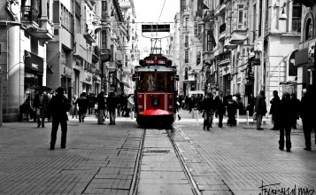 Старый трамвай на улице города