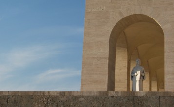 Статуя в арке