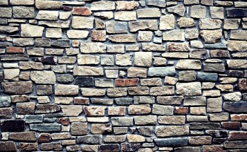 Стена из декоративного камня