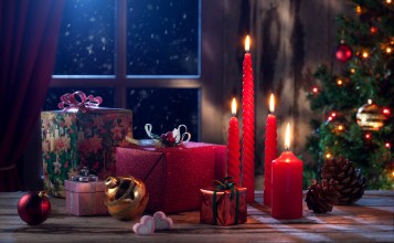 Свечи и новогодние подарки
