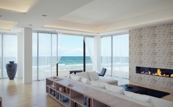 Светлая комната с камином с видом на море