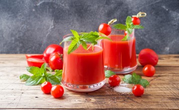 Томатный сок в стаканах и помидорки
