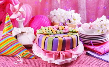 Торт и розовые украшения к Дню Рождения