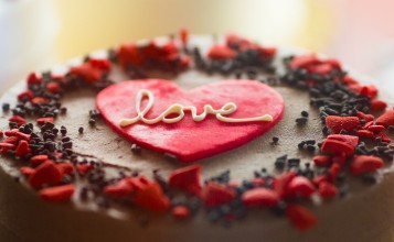 Торт с сердечком и надписью Love
