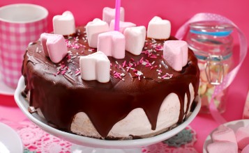 Торт с шоколадной глазурью и розовыми сердечками