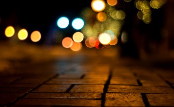 Тротуарная плитка ночью