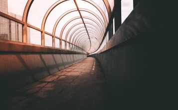 Туннель со стеклянной крышей