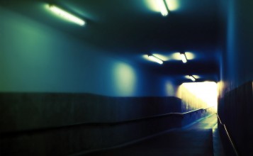 Узкий подсвеченный туннель
