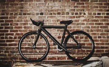 Велосипед у кирпичной стены
