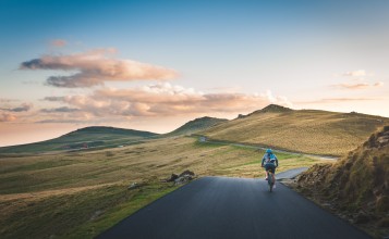 Велосипедист на холмистой дороге