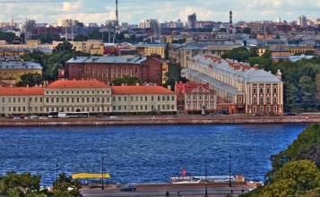 Вид на реку и дома в Петербурге