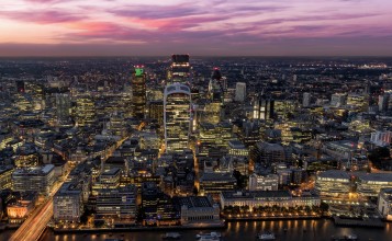 Вид сверху на вечерний Лондон