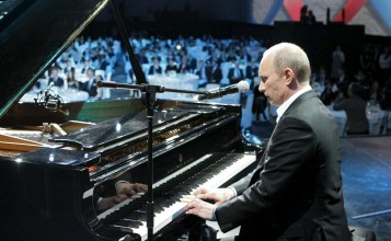 Владимир Путин играет на рояле