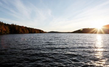 Водная поверхность солнечным днем