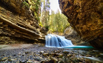 Водопад в лесу среди камней