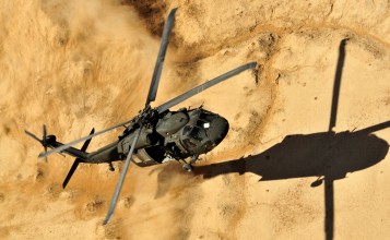Военный вертолет в пустыне