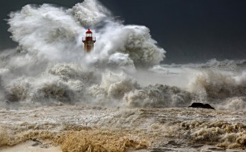 Волны атакуют маяк