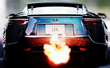 Вырывающееся пламя из Lexus LFA