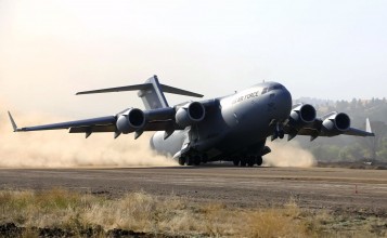 Грузовой военный самолет идет на посадку