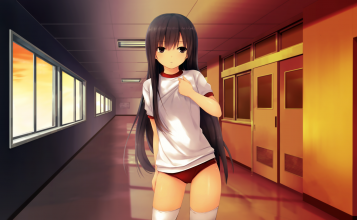 Японская аниме девушка в футболке