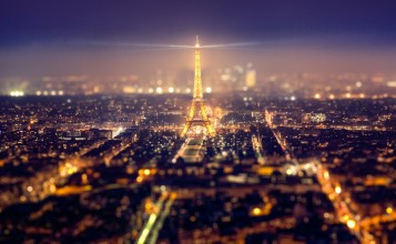 Яркая Эйфелева башня в ночном Париже