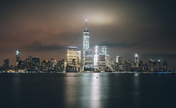 Яркие небоскребы ночью в городе