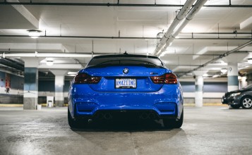 Зад синей BMW M4