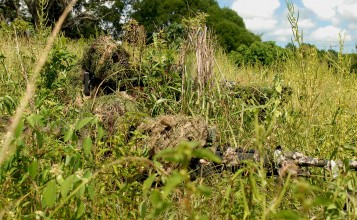 Замаскированные снайперы в траве