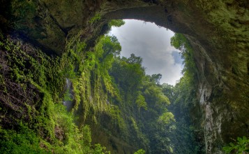 Зеленая арка в скале