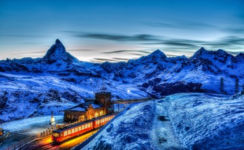 Железнодорожная станция в снежных горах