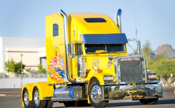 Желтый грузовик Freightliner