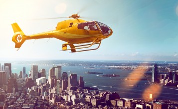 Желтый вертолет над Нью-Йорком