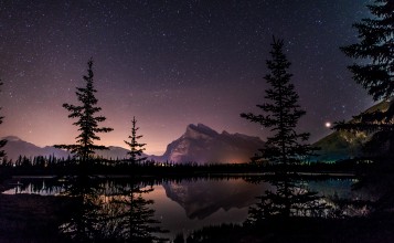 Звездное небо над озером в Канаде