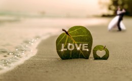 Надпись LOVE на пляже