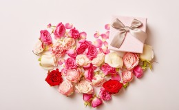 Сердце из роз и подарок
