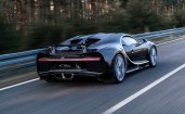 2016 Bugatti Chiron на скорости, вид сзади
