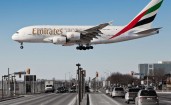 Airbus A380 Emirates над автомобильным шоссе