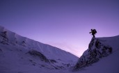 Альпинист среди снежных гор