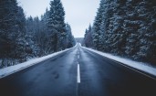 Асфальтовая дорога через зимний лес