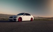Белая BMW M3 на красных дисках