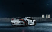 Белая Lamborghini Huracan ночью