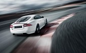 Белый Jaguar в повороте
