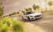 Белый Mercedes-AMG GT на скорости