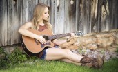 Блондинка на траве с гитарой