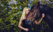 Блондинка в черном платье с лошадью