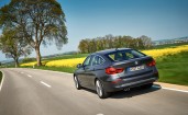 BMW 3er Gran Turismo Luxury на дороге, вид сзади