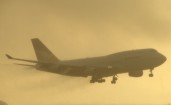 Boeing 747 идет на посадку в сильный дождь