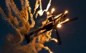 Boeing AH-64 Apache выпускает огни в небе