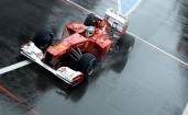 Болид Ferrari на мокрой трассе
