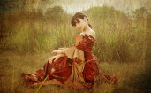 Брюнетка в красном платье в поле